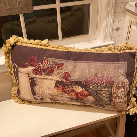 BEAUTIFUL FRENCH TAPESTRY W TASSELS VELVET BACK ZIP ENCLOSURE DOWN INSERT